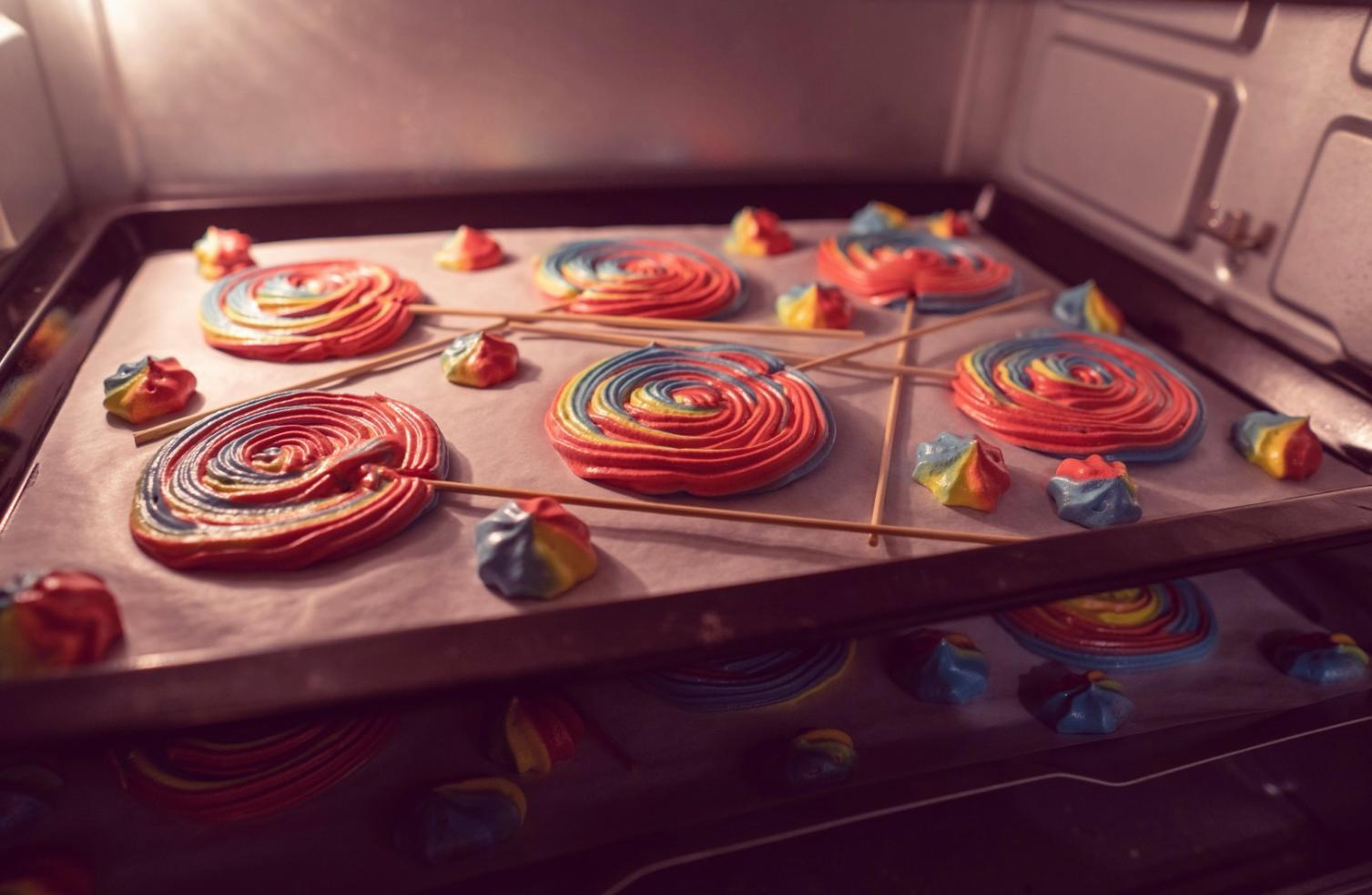 キッチンで料理を楽しむ様子